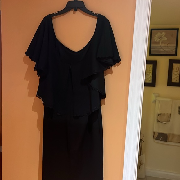 Classy  ladies dress - Picture 4 of 13